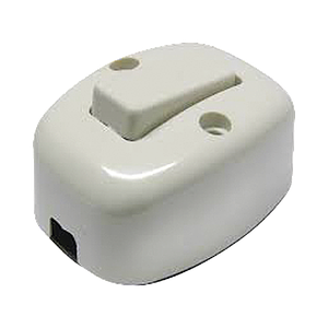 Apagador sencillo visible de baquelita oval 6 Amp  incluye tornillos y bases de instalación.